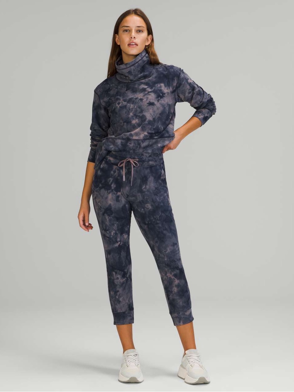 043. Lululemon Ready to Rulu Jogger Crop
Diamond Dye Lunar Rock True Navy
